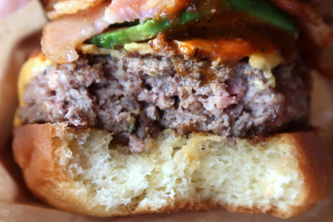 北谷町宮城「Sandbox Burgers（サンドボックス）」の肉厚なパティはほろほろと崩れる柔らかさ