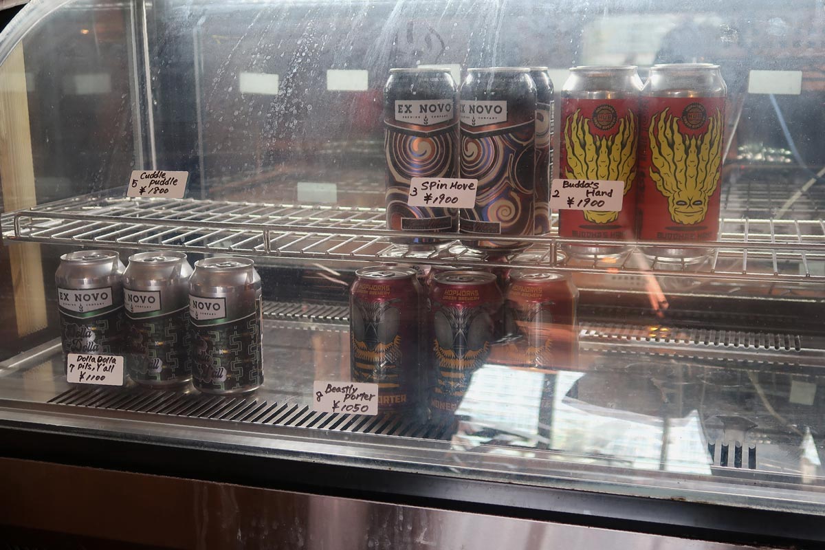 北谷町宮城「Sandbox Burgers（サンドボックス）」に並ぶクラフトビールの缶