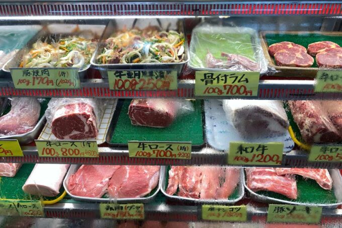 浦添市「屋富祖中央ミート」はお肉屋さんなのでステーキ肉や焼肉がグラムで売られている