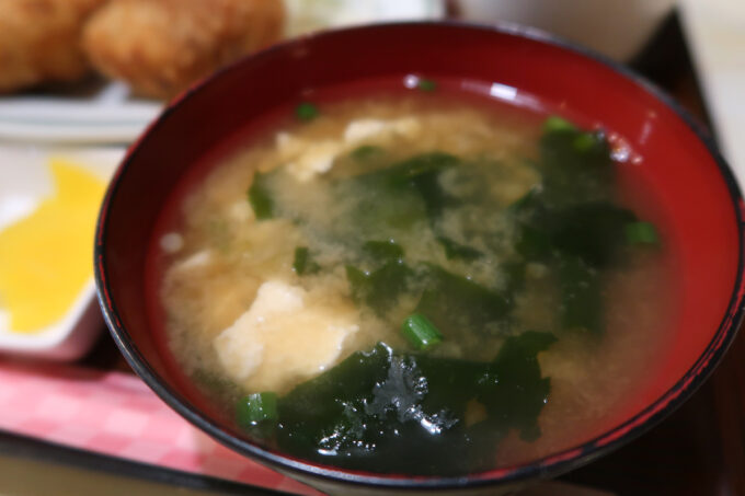 宜野湾市「食事処やま」コロッケ定食の味噌汁にはおいしいゆし豆腐が入っていた