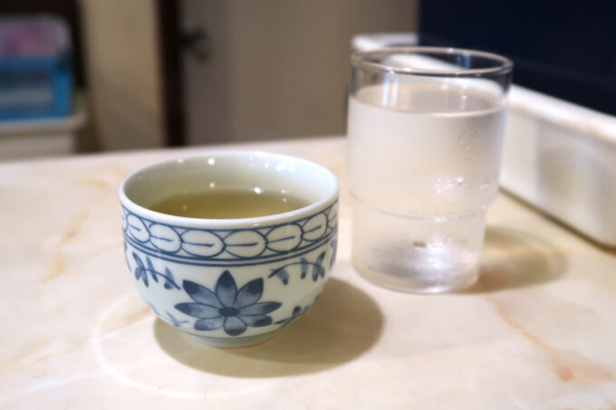 宜野湾市「食事処やま」お水と温かいさんぴん茶を出してもらえるのがありがたい