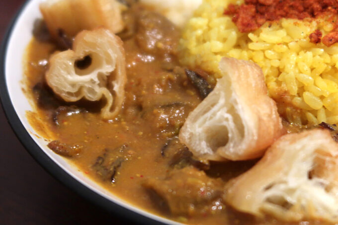 那覇市大道のスパイスカレー店「大道CurryChan（ダイドウカリーチャン）」この時のその時カレーは、砂肝とキクラゲのコリコリ中華風カレーだった