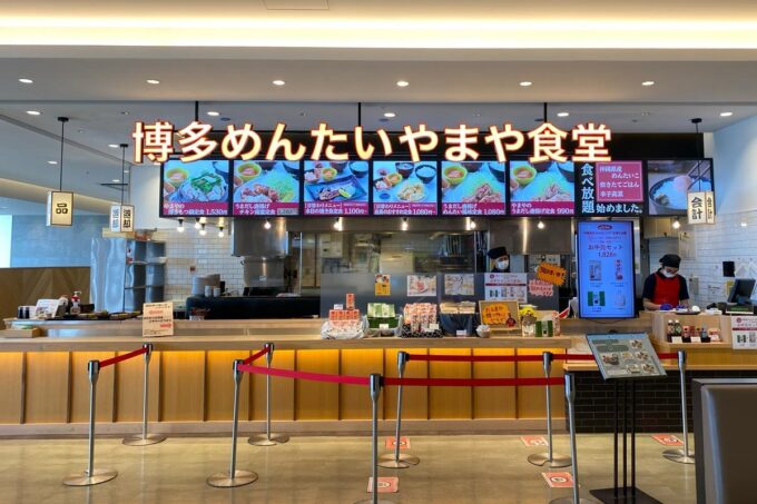 「博多めんたい やまや食堂 沖縄パルコシティ店」フードコートにあるお店構え