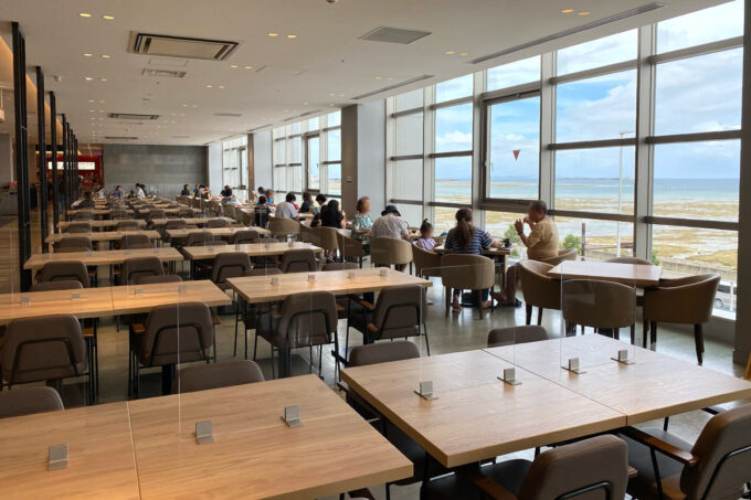 「博多めんたい やまや食堂 沖縄パルコシティ店」フードコートの広々とした客席
