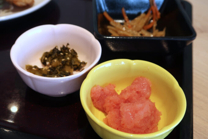 「博多めんたい やまや食堂 沖縄パルコシティ店」定食についてくる小鉢と辛子高菜と明太子