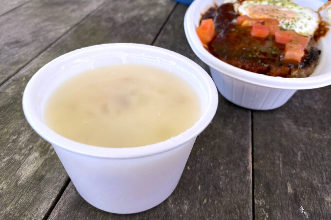 金武町のパーラー「リトルキッチン」ハンバーグライスに付いてるスープ