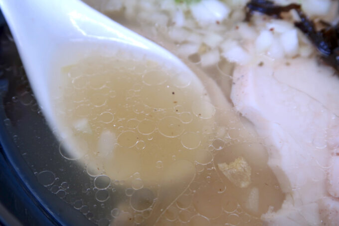 与那原町「ラーメンうずまき」塩ラーメンのスープは沖縄県産の丸鶏・鶏ガラ・豚骨・背脂を使っているそう