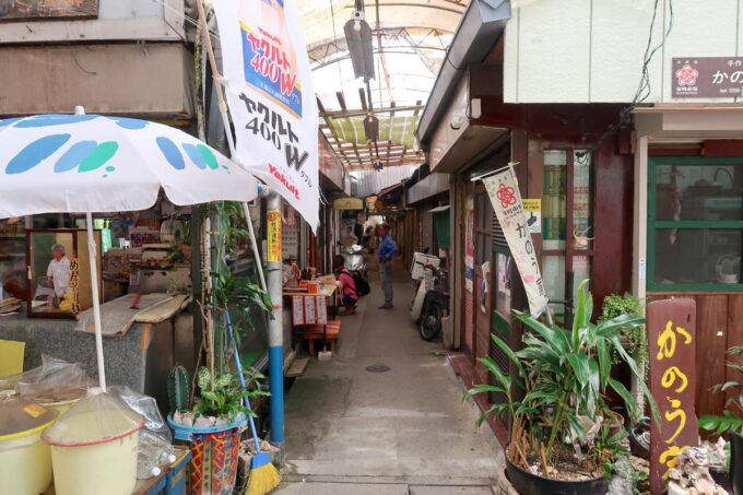 那覇市の栄町市場「ザ サカエマチ アーケード ベーカリー（THE SAKAEMACHI ARCADE BAKERY）」のある通り