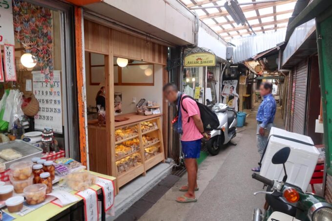 那覇市の栄町市場「ザ サカエマチ アーケード ベーカリー（THE SAKAEMACHI ARCADE BAKERY）」でパンを選ぶお客さん