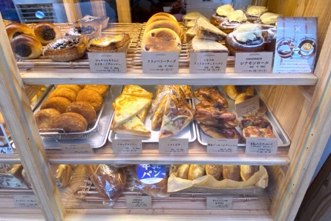那覇市の栄町市場「ザ サカエマチ アーケード ベーカリー（THE SAKAEMACHI ARCADE BAKERY）」この日並んでいたパン