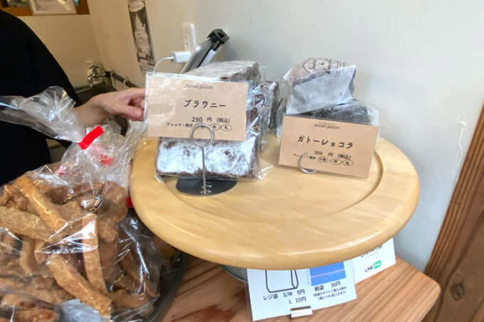 那覇市の栄町市場「ザ サカエマチ アーケード ベーカリー（THE SAKAEMACHI ARCADE BAKERY）」焼き菓子も販売している