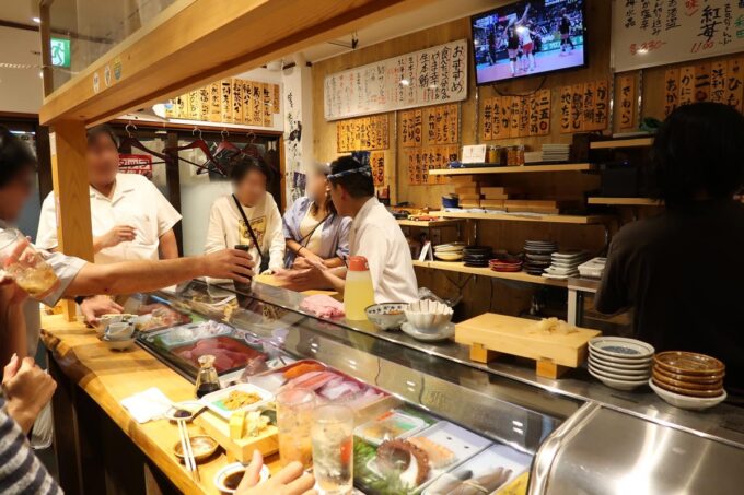 蒲田「立ち鮨 あじ平亭」の店内は立ち食いカウンターで10人入れるかどうかのコンパクトサイズ