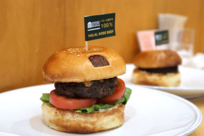 那覇市泊「Burger Revolution Naha（バーガーレボリューション那覇）」店内にあったハラール神戸牛のハンバーガー