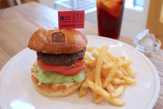 那覇市泊「Burger Revolution Naha（バーガーレボリューション那覇）」クラシックバーガー（100％八重山石垣牛、3780円）のトリュフフレーバーフライドポテト（Sサイズ、280円）