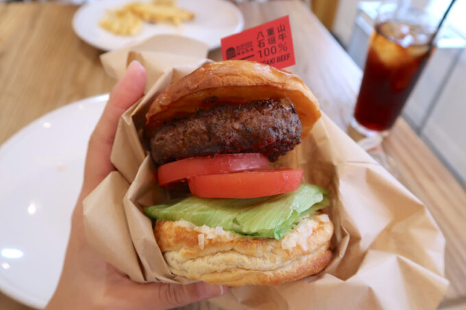 那覇市泊「Burger Revolution Naha（バーガーレボリューション那覇）」クラシックバーガーのサイズ感