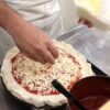 浦添市屋富祖「GOOD TIME PIZZA（グッドタイムピザ）」ピザ生地にチーズを散らす