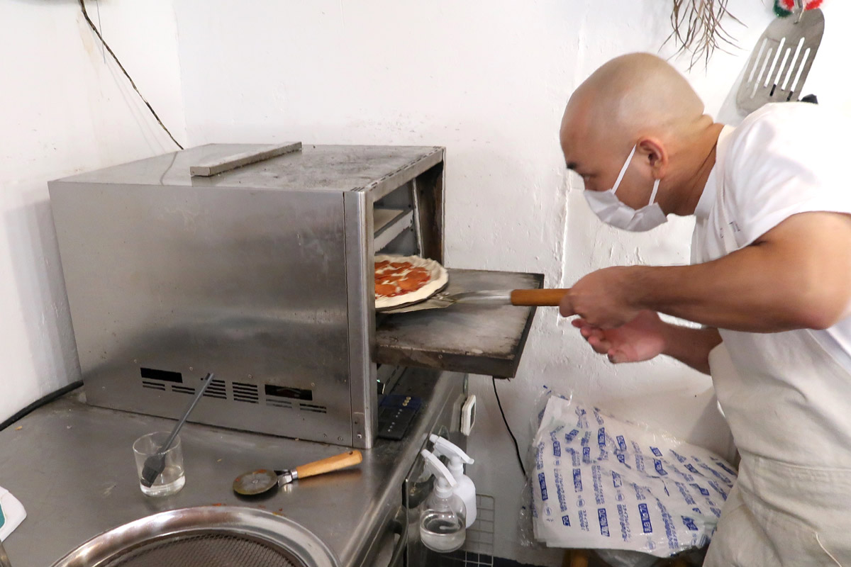 浦添市屋富祖「GOOD TIME PIZZA（グッドタイムピザ）」ピザ専用窯で焼き上げる