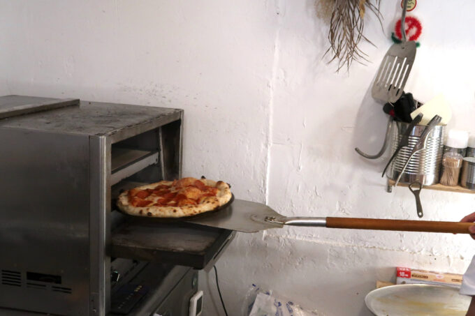 浦添市屋富祖「GOOD TIME PIZZA（グッドタイムピザ）」焼き上がったばかりのピザが窯から出てきた