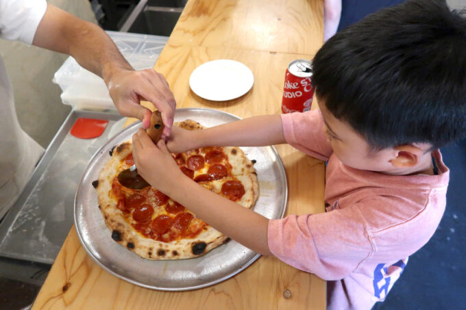 浦添市屋富祖「GOOD TIME PIZZA（グッドタイムピザ）」お子サマーにピザをカットさせてもらった