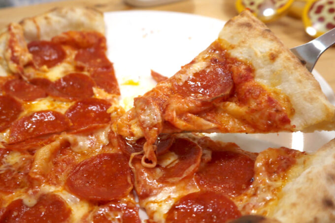 浦添市屋富祖「GOOD TIME PIZZA（グッドタイムピザ）」薄めでいいおつまみになるペパロニピザ