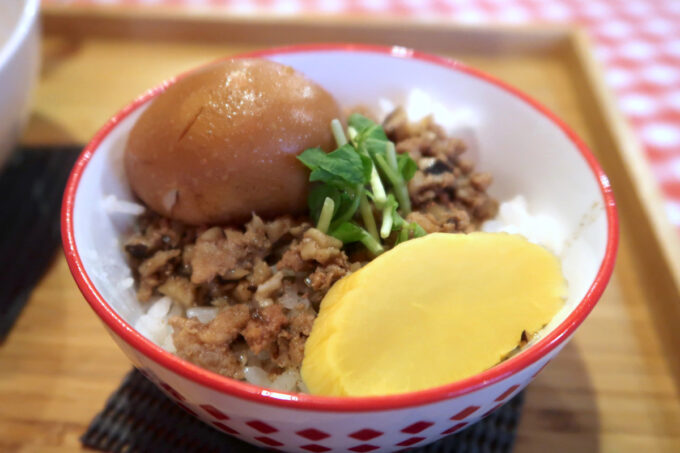 蒲田の台湾式朝御飯 「喜喜豆漿」魯肉飯加蛋（ルーロウファンジャーダン、Sサイズ、550円）をいただく