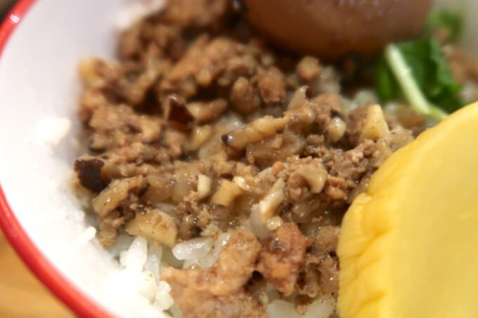 蒲田の台湾式朝御飯 「喜喜豆漿」魯肉飯（ルーロウファン）は豚肉を甘辛ダレで煮込んでいる