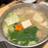 福岡県「酔灯屋 天神店」水炊きに野菜を入れて煮込む