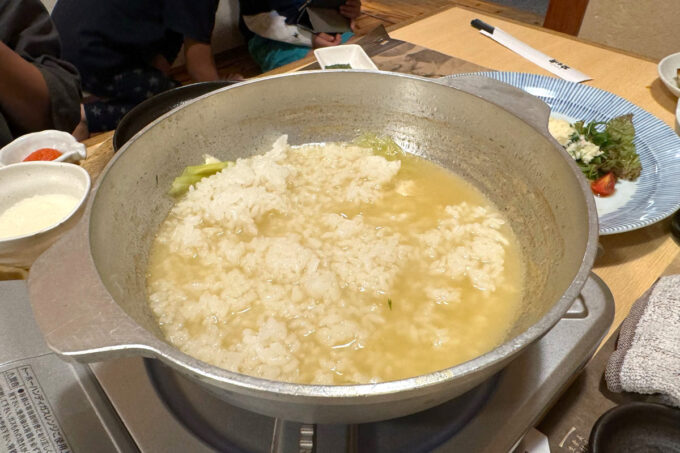 福岡県「酔灯屋 天神店」水炊きを食べ終えた鍋にごはんをいれる