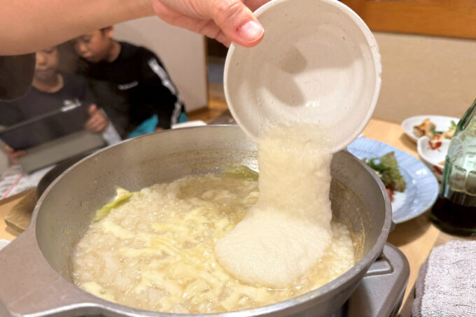 福岡県「酔灯屋 天神店」水炊き後の雑炊に山芋を流し込む
