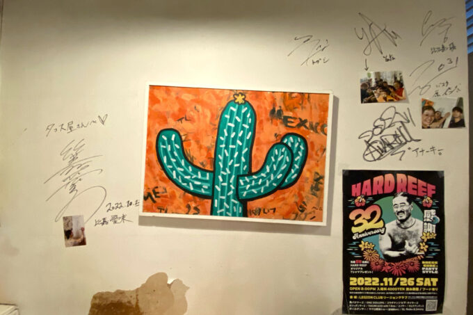 北谷町宮城「タコス屋（Tacos-ya）北谷店」店内の壁に書かれたサインなど