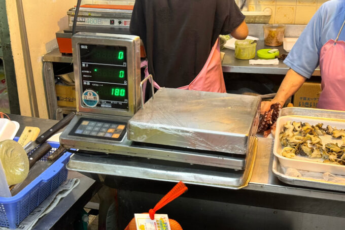 那覇市三原「赤嶺鮮魚店」刺身や酢味噌は計って売っている