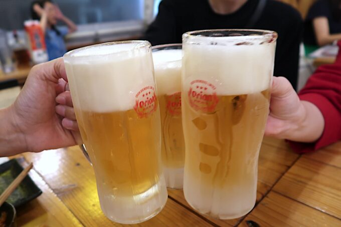 浦添市屋富祖「餃子酒場 琉珉珉」まずはビールで乾杯（オリオン・ザ・ドラフト、430円）