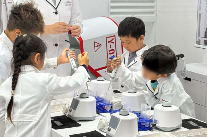 「キッザニア福岡」の科学研究所で人々の暮らしに役立つ菌の研究をするお子サマー