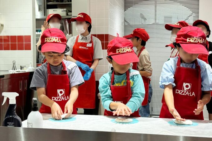 「キッザニア福岡」のピザショップでピザ作りのお仕事体験をするお子サマー
