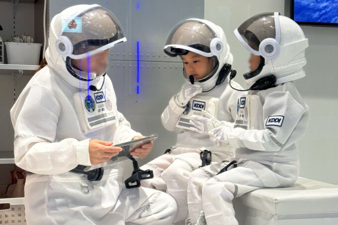 「キッザニア福岡」の宇宙訓練センターで宇宙服に着替えるお子サマー