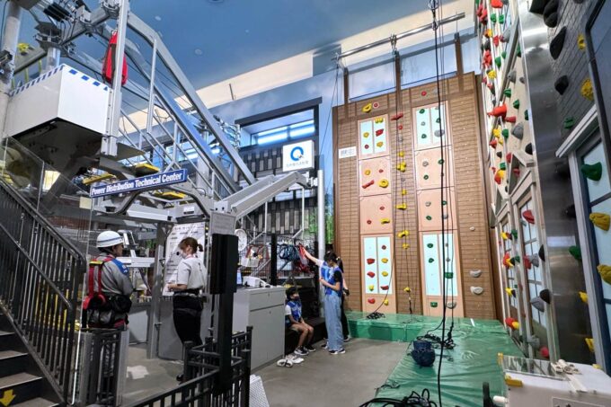 「キッザニア福岡」の配電テクニカルセンターでは122cm以上だとボルダリングができる