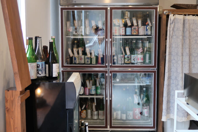 那覇市久茂地「酒商きはらや」銘柄が様々な日本酒の冷蔵ショーケース
