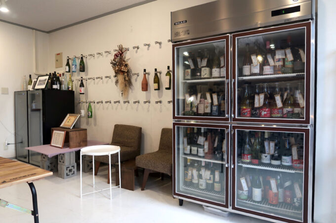 那覇市久茂地「酒商きはらや」珍しいワインが並ぶ冷蔵ケース