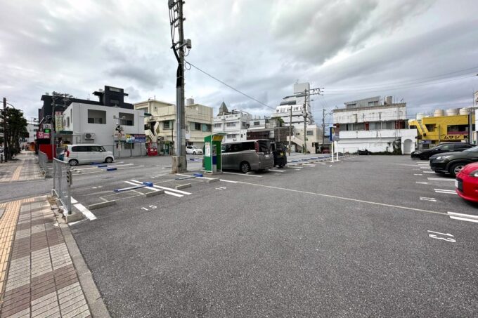 沖縄市園田「クンセイカレー部」には駐車場がないので道路向かい側のコインパーキングを利用する