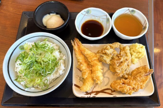 「丸亀製麺 宜野湾」わたしオリジナルの天ぷらセット（えび180円×2、かしわ180円×1、まいたけ180円×1）