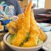 「丸亀製麺 宜野湾」白ごはん（140円）の上に天ぷらを盛り付けて完成