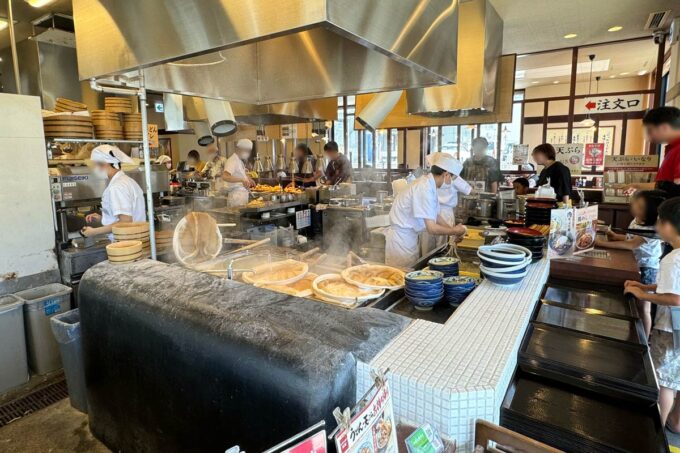 「丸亀製麺 宜野湾」の店内