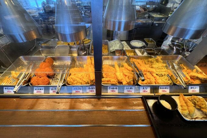 「丸亀製麺 宜野湾」セルフで取り分ける揚げたての天ぷらコーナー