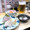 福岡・博多駅「まわる寿司 博多魚がし 博多1番街店」ちょっと一杯セット（1452円、2023年10月時点）を注文した