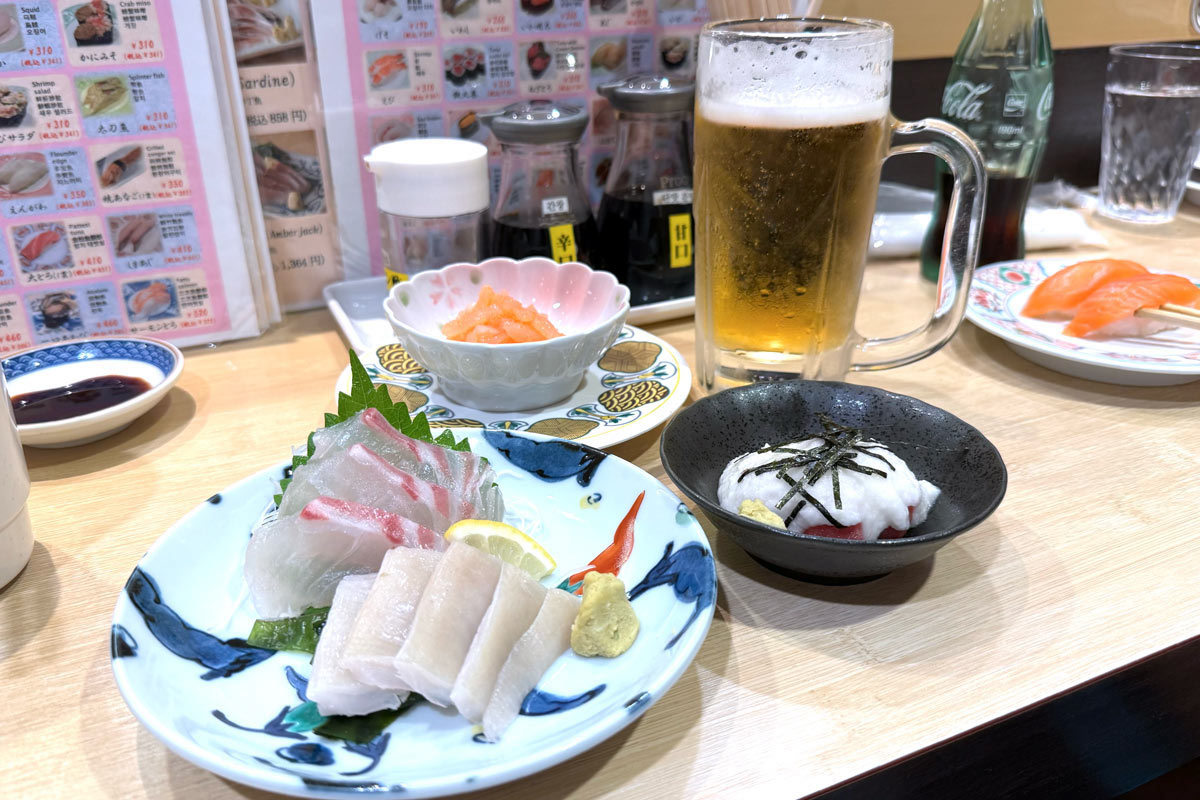 福岡・博多駅「まわる寿司 博多魚がし 博多1番街店」ちょっと一杯セット（1452円、2023年10月時点）を注文した