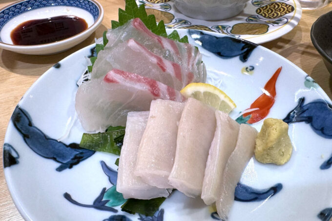 福岡・博多駅「まわる寿司 博多魚がし 博多1番街店」ちょっと一杯セットの刺身は太刀魚と鯛