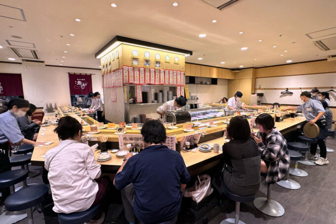 福岡・博多駅「まわる寿司 博多魚がし 博多1番街店」の店内