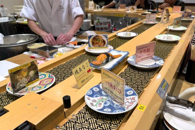 福岡・博多駅「まわる寿司 博多魚がし 博多1番街店」の開店寿司レーン
