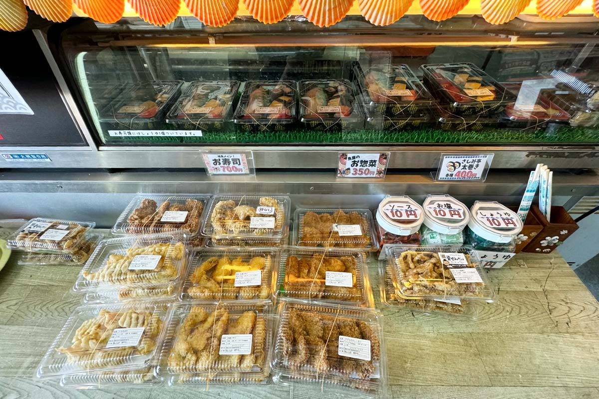 本部町「鮮魚もとぶ さしみ亭」お寿司や太巻き、揚げ物を売っている