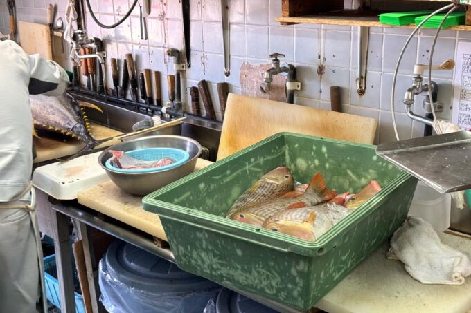 本部町「鮮魚もとぶ さしみ亭」店内で捌かれているお魚